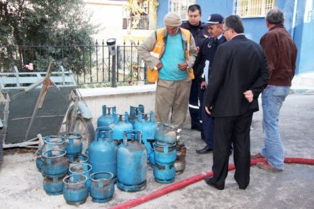 27 tüpün bulunduğu çöp evdeki yangın yürekleri ağızlara getirdi