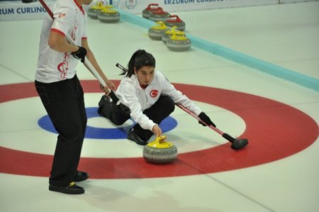 27 ülkeden 300 körlingçi, Erzurum’da boş tribünlere oynuyor