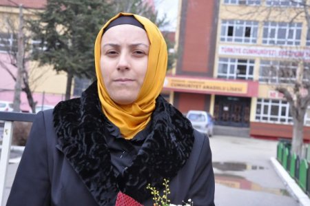28 Şubat’ın yıl dönümünde başörtülü öğretmenin sözleşmesini iptal ettiler