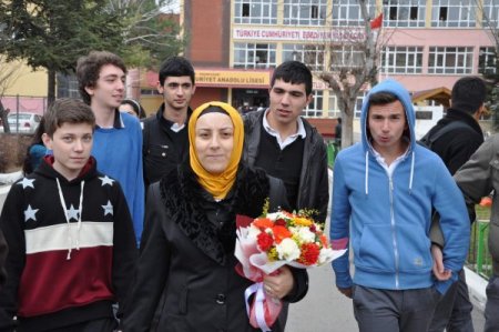 28 Şubat’ın yıl dönümünde başörtülü öğretmenin sözleşmesini iptal ettiler