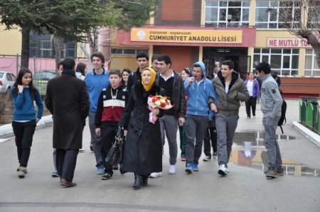 28 Şubat’ın yıl dönümünde başörtülü öğretmenin sözleşmesini iptal ettiler