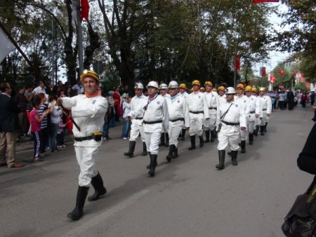 29 Ekim tören geçişinde maden işçileri büyük ilgi gördü
