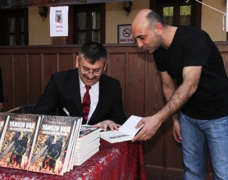 29 yıllık itfaiyeci, mesleğin kitabını yazdı