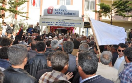 2B hak sahipleri Milli Emlak Müdürlüğü önünde eylem yaptı