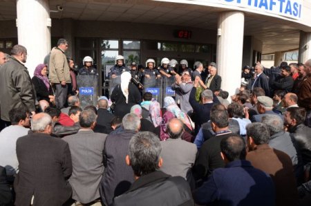 2B rayiç bedellerini protesto eden vatandaşlar, defterdarlığı bastı
