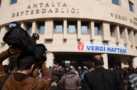 2B rayiç bedellerini protesto eden vatandaşlar, defterdarlığı bastı