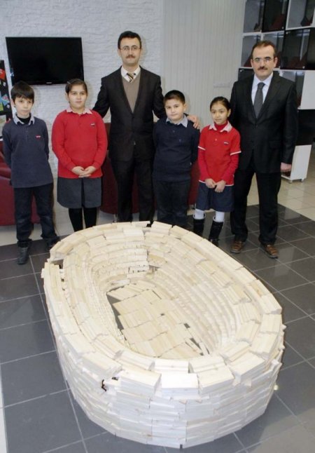 3 Bin 400 Tahta Parçasıyla Arena Stadı'nın Minyatürünü Yaptılar