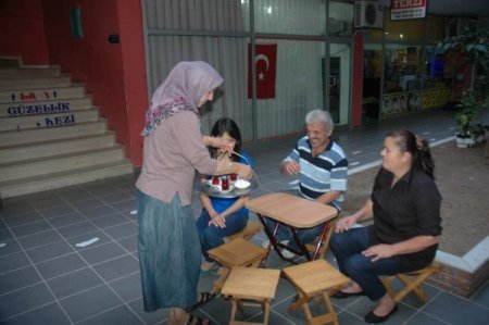 3 çocuk annesi bayan, çocuklarını okutabilmek için çaycılık yapıyor