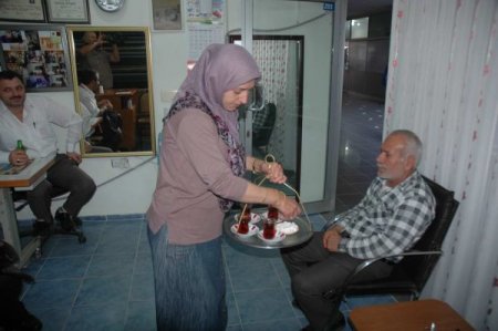 3 çocuk annesi bayan, çocuklarını okutabilmek için çaycılık yapıyor