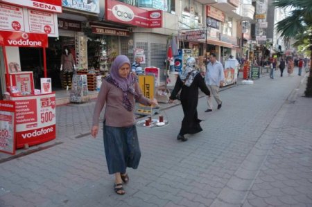 3 çocuk annesi bayan, çocuklarını okutabilmek için çaycılık yapıyor