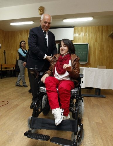 3 engelli vatandaş, akülü araba ile sevindi