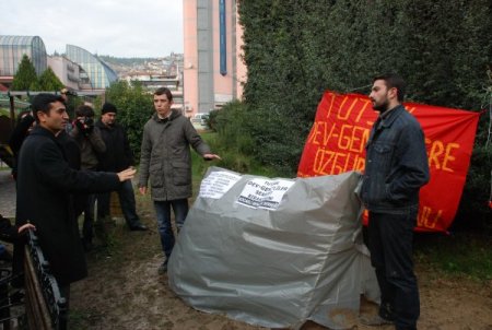 3 gündür izinsiz gösteri yapıyorlar