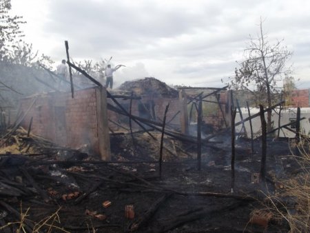 3 kamyon samanı kül oldu