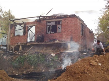 3 kamyon samanı kül oldu