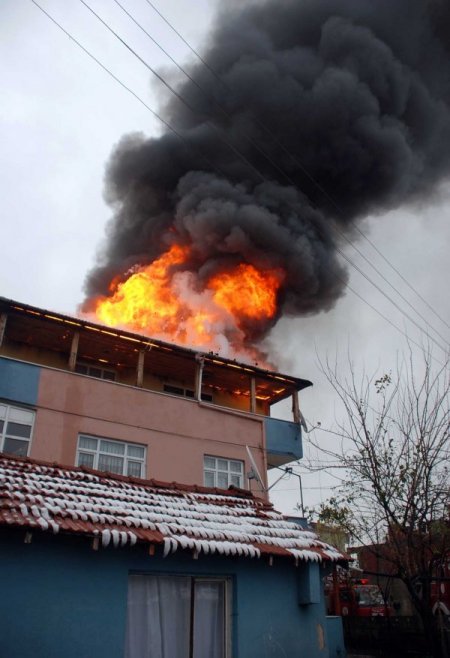 3 katlı binanın çatısı alev alev yandı