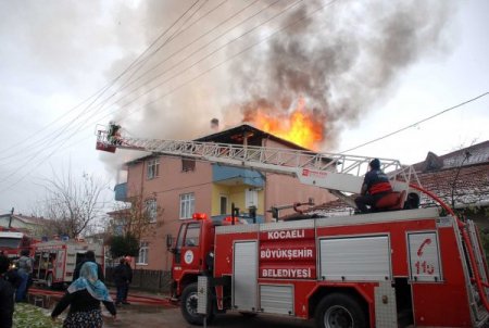 3 katlı binanın çatısı alev alev yandı