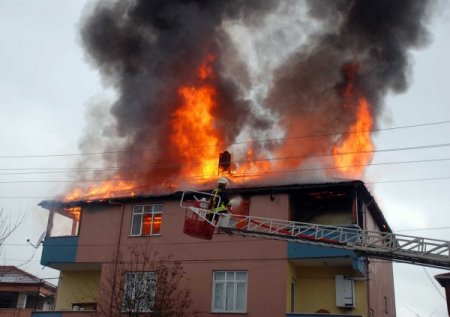 3 katlı binanın çatısı alev alev yandı