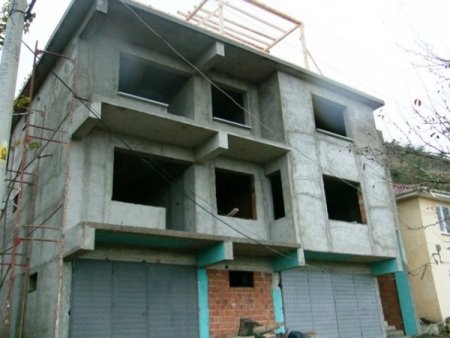 3 katlı binanın çatısından düşen şahıs ağır yaralandı