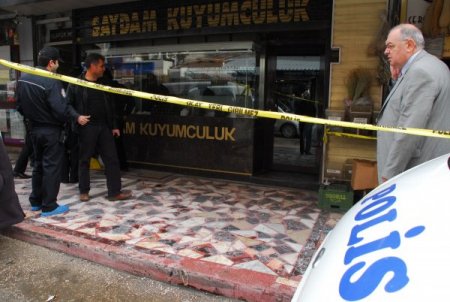 3 Kilo Altını Çalmak İçin İki Duvar Deldiler