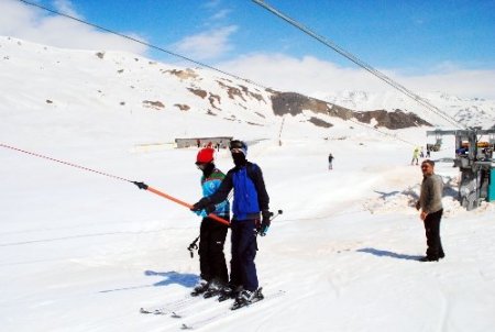 3 metre karla kaplı Hakkari'de Mega Bütan'da kayak keyfi devam ediyor