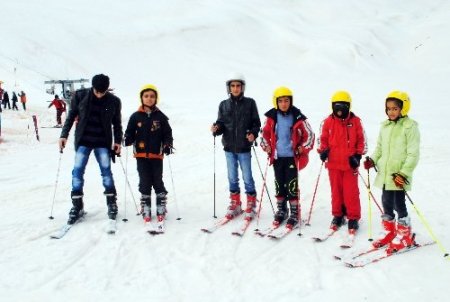 3 metre karla kaplı Hakkari'de Mega Bütan'da kayak keyfi devam ediyor