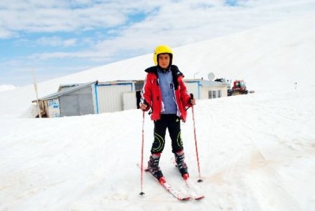 3 metre karla kaplı Hakkari'de Mega Bütan'da kayak keyfi devam ediyor