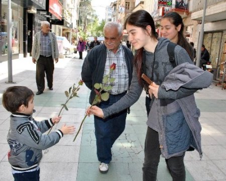 3 milyon salavat balonlarla gökyüzüne salındı