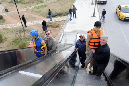 3 Yıldır Çalıştırılamayan Yürüyen Merdiven İçin Kılıçdaroğlu Ve Akaydınlı Açılış