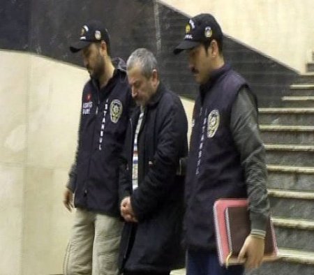 30 yıllık arkadaşını sırtından bıçakladı