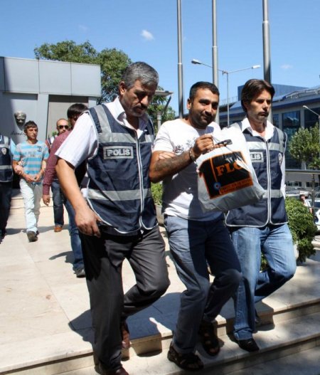4 ayrı işyerini soyan 4 kişi adliyeye sevk edildi