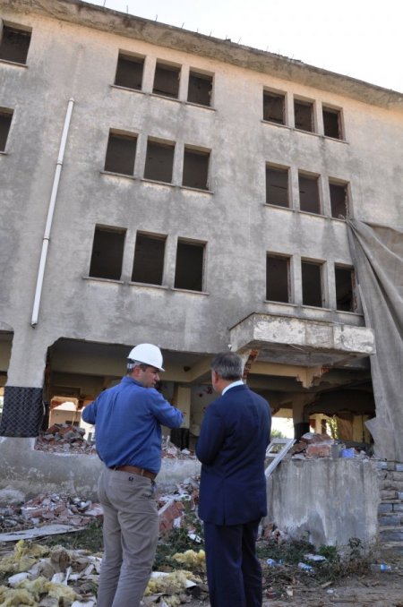 4 buçuk katlı bina dinamitle saniyeler içinde yerle bir oldu