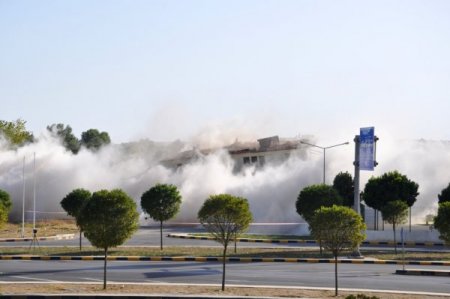 4 buçuk katlı bina dinamitle saniyeler içinde yerle bir oldu