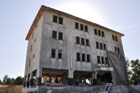 4 buçuk katlı bina dinamitle saniyeler içinde yerle bir oldu