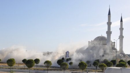 4 buçuk katlı bina dinamitle saniyeler içinde yerle bir oldu