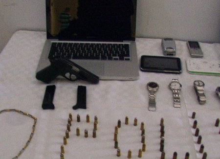 4 ev ve 1 işyerini soyan hırsızlar polisten kaçamadı