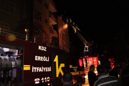 4 katlı binada çıkan yangın mahalle halkını sokağa döktü