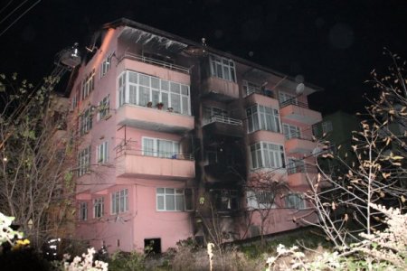 4 katlı binada çıkan yangın mahalle halkını sokağa döktü