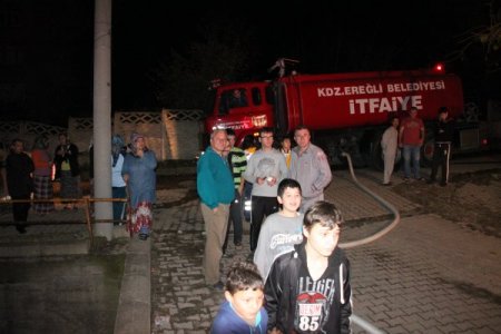 4 katlı binada çıkan yangın mahalle halkını sokağa döktü