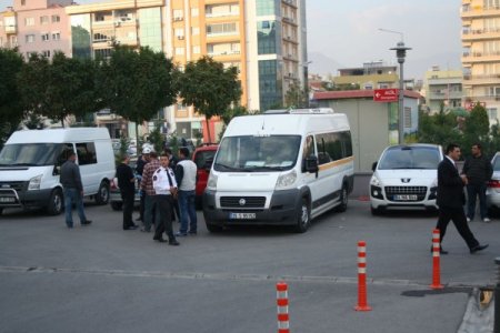 4 yaşındaki çocuk okul servisinin altında kaldı
