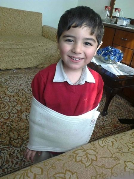 4 yaşındaki çocuk okul servisinin altında kaldı