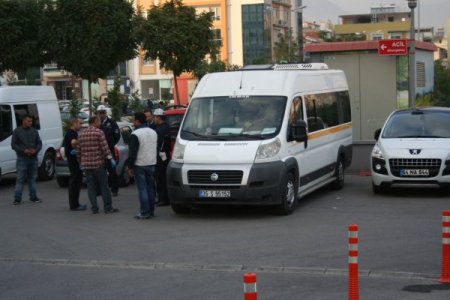 4 yaşındaki çocuk okul servisinin altında kaldı