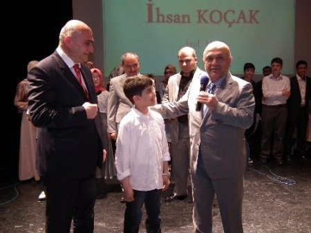 '40 hadis' yarışmasına katılan öğrencilerin ödülü umre oldu