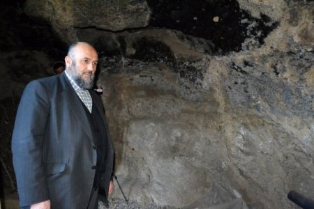 40 keşişin Müslüman olduğu mağara ziyaretçi akınına uğruyor