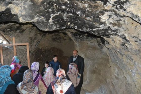 40 keşişin Müslüman olduğu mağara ziyaretçi akınına uğruyor