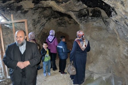 40 keşişin Müslüman olduğu mağara ziyaretçi akınına uğruyor