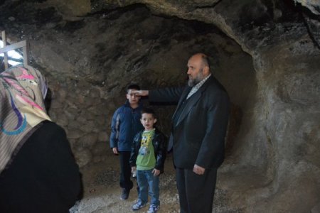 40 keşişin Müslüman olduğu mağara ziyaretçi akınına uğruyor