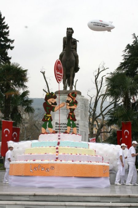 40 Ülke Çocuğuyla Kesilen 5 Tonluk Pasta,guinness'i Kategori Farkıyla Kaçırdı
