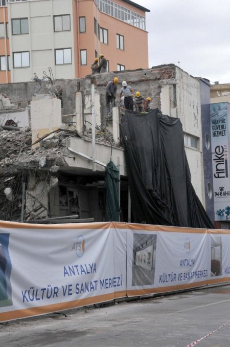 40 yıllık bina, törenle yıkılıyor, yerinde kültür sanat merkezi yükselecek