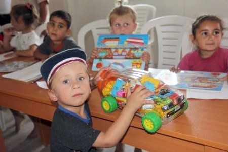 41 ülkeden gelen çocuklar oyuncaklarını Suriyeli çocuklara bağışladı