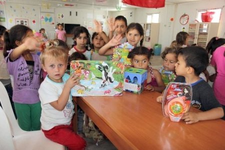 41 ülkeden gelen çocuklar oyuncaklarını Suriyeli çocuklara bağışladı